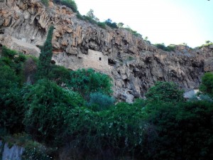La falaise de Cotignac et ses maisons troglodites